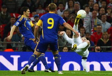 LONDON - APRIL 01: Wayne Rooney of England makes a spectacular attempt at goal during the FIFA 2010 World Cup Group 6 Qualifying match between England and Ukraine at Wembley Stadium on April 1, 2009 in London, England.  (Photo by Ryan Pierse/Getty Images)