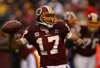 LANDOVER, MD - NOVEMBER 30:  Jason Campbell #17 of the Washington Redskins throws a pass against the New York Giants during their game at FedEx Field on November 30, 2008 in Landover, Maryland.  (Photo by Streeter Lecka/Getty Images)