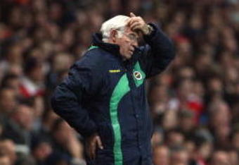 LONDON - NOVEMBER 05:  Fenerbahce manager Luis Aragones reacts during the UEFA Champions League Group G match between Arsenal and Fenerbahce at the Emirates Stadium on November 5, 2008 in London, England.  (Photo by Phil Cole/Getty Images)