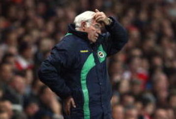 LONDON - NOVEMBER 05:  Fenerbahce manager Luis Aragones reacts during the UEFA Champions League Group G match between Arsenal and Fenerbahce at the Emirates Stadium on November 5, 2008 in London, England.  (Photo by Phil Cole/Getty Images)