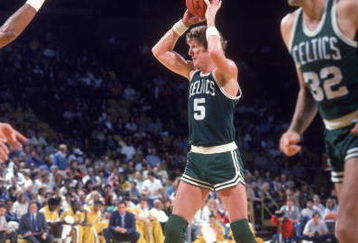 INGLEWOOD, CA - OCTOBER 1985: Bill Walton #5 of the Boston Celtics readies for the pass against the Los Angeles Lakers during a game in October, 1985 at the Great Western Forum in Inglewood, California. (Photo by Rick Stewart/Getty Images)    