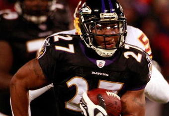 BALTIMORE - DECEMBER 07:  Running back Ray Rice #27 of the Baltimore Ravens eludes Washington runs the ball in first quarter against the Washington Redskins December 7, 2008 at M&T Bank Stadium in Baltimore, Maryland.  (Photo by Win McNamee/Getty Images)
