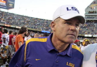 BATON ROUGE, LA - OCTOBER 25:  Coach Les Miles of Louisiana State runs off the field after a 52-38 loss to Georgia during their football game at Tiger Stadium on October 25, 2008 in Baton Rouge, Louisiana.  (Photo by Dave Martin/Getty Images)
