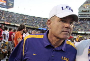 BATON ROUGE, LA - OCTOBER 25:  Coach Les Miles of Louisiana State runs off the field after a 52-38 loss to Georgia during their football game at Tiger Stadium on October 25, 2008 in Baton Rouge, Louisiana.  (Photo by Dave Martin/Getty Images)