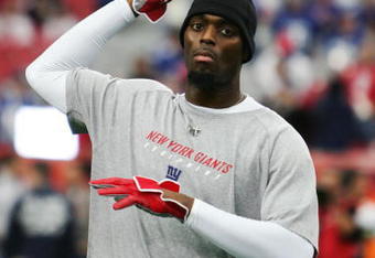GLENDALE, AZ - FEBRUARY 03:  Wide receiver Plaxico Burress #17 of the New York Giants warms-up before taking on the New England Patriots in Super Bowl XLII on February 3, 2008 at the University of Phoenix Stadium in Glendale, Arizona.  (Photo by Harry How/Getty Images)