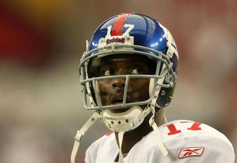 GLENDALE, AZ - NOVEMBER 23:  Wide receiver Plaxico Burress #17 of the New York Giants warms up for the game with the Arizona Cardinals on November 23, 2008 at University of Phoenix Stadium in Glendale, Arizona. The Giants won 37-29.  (Photo by Stephen Dunn/Getty Images)