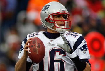 ORCHARD PARK, NY - DECEMBER 28:  Matt Cassel #16 of the New England Patriots looks for a receiver during the game against the Buffalo Bills on December 28, 2008 at Ralph Wilson Stadium in Orchard Park, New York. (Photo by Rick Stewart/Getty Images)