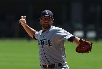 CHICAGO - AUGUST 20: Starting pitcher R.A. Dickey #41 of the Seattle Mariners delivers the ball against the Chicago White Sox on August 20, 2008 at U.S. Cellular Field in Chicago, Illinois. The White Sox defeated the Mariners 15-3. (Photo by Jonathan Daniel/Getty Images)