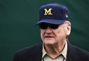PASADENA, CA - JANUARY 01:  Former head coach Bo Schembechler of the Michigan Wolverines looks on in the 91st Rose Bowl Game against the Texas Longhorns at the Rose Bowl on January 1, 2005 in Pasadena, California.    (Photo by Jed Jacobsohn/Getty Images)