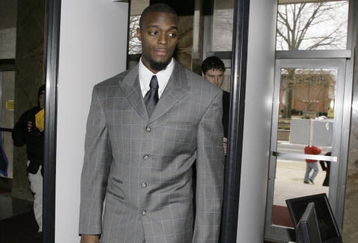 LEBANON - JANUARY 14: New York Giants wide receiver Plaxico Burress walks through security as he arrives at the Lebanon County Courthouse January 14, 2009 in Lebanon, Pa.  Burress is scheduled to appear in a civil trial in a dispute with an automobile dealer over what he owes in damages to a vehicle supplied to him by the dealership. (Photo by Chris Gardner/Getty Images)