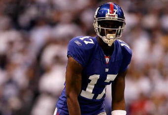 IRVING, TX - JANUARY 13:  Wide receiver Plaxico Burress #17 of the New York Giants lines up against the Dallas Cowboys in the NFC Divisional Playoff game at Texas Stadium on January 13, 2008 in Irving, Texas. The Giants defeated the Cowboys 21-17.  (Photo by Chris Graythen/Getty Images)