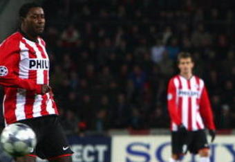 EINDHOVEN, NETHERLANDS - DECEMBER 09:  Albert Riera of Liverpool scores his teams third goal during the UEFA Champions League Group D match between PSV Eindhoven and Liverpool at the Philips Stadium on December 9, 2008 in Eindhoven, Netherlands.  (Photo by Ryan Pierse/Getty Images)