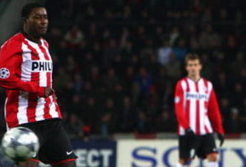 EINDHOVEN, NETHERLANDS - DECEMBER 09:  Albert Riera of Liverpool scores his teams third goal during the UEFA Champions League Group D match between PSV Eindhoven and Liverpool at the Philips Stadium on December 9, 2008 in Eindhoven, Netherlands.  (Photo by Ryan Pierse/Getty Images)