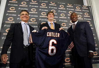 LAKE FOREST, IL - APRIL 3:  Chicago Bears general manager Jerry Angelo, quarterback Jay Cutler and head coach Lovie Smith are all smiles after introducing Cutler as their new quarterback during a press conference on April 3, 2009 at Halas Hall in Lake Forest, Illinois. (Photo by Jim Prisching/Getty Images)