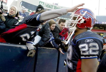 ORCHARD PARK, NY - DECEMBER 28: A fan shows his appreciation for Fred Jackson #22 of the Buffalo Bills after the New England Patriots defeated the Bills 13-0 at Ralph Wilson Stadium on December 28, 2008 in Orchard Park, New York.  (Photo by Rick Stewart/Getty Images)