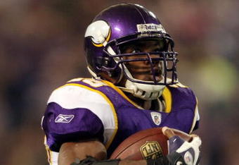 MINNEAPOLIS - DECEMBER 28:   Adrian Peterson #28 of the Minnesota Vikings carries the ball in for a touchdown in the second quarter against the New York Giants on December 28, 2008 at the Hubert H. Humphrey Metrodome in Minneapolis, Minnesota. (Photo by Elsa/Getty Images)