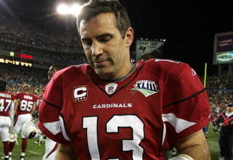 TAMPA, FL - FEBRUARY 01:  Kurt Warner #13 of the Arizona Cardinals takes his gloves off as he leaves the field after the Cardinals lost 27-23 against the Pittsburgh Steelers during Super Bowl XLIII on February 1, 2009 at Raymond James Stadium in Tampa, Florida.  (Photo by Al Bello/Getty Images)