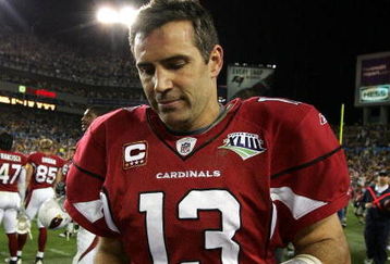 TAMPA, FL - FEBRUARY 01:  Kurt Warner #13 of the Arizona Cardinals takes his gloves off as he leaves the field after the Cardinals lost 27-23 against the Pittsburgh Steelers during Super Bowl XLIII on February 1, 2009 at Raymond James Stadium in Tampa, Florida.  (Photo by Al Bello/Getty Images)
