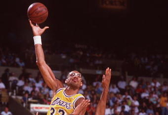 1989:  Center Kareem Abdul-Jabbar of the Los Angeles Lakers shoots a hook shot during the Lakers versus Seattle Supersonics game at the Great Western Forum in Inglewood, California.     Mandatory Credit: Tim DeFrisco/ALLSPORT