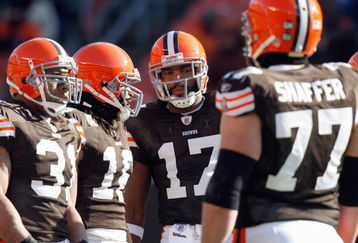 CLEVELAND - DECEMBER 21:  Braylon Edwards #17 of the Cleveland Browns stands in the huddle during the game against the Cincinnatti Bengals on December 21, 2008 at Cleveland Browns Stadium in Cleveland, Ohio. (Photo by: Gregory Shamus/Getty Images)