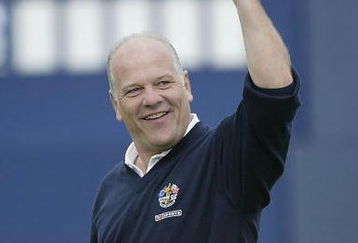ST ANDREWS, SCOTLAND - OCTOBER 5 :  Former Scottish international footballer Andy Gray celebrates after holing a putt during the third round of the dunhill links championship at The Old Course, St Andrews, Scotland on October 5, 2002. (Photo by Andrew Redington/Getty Images)
