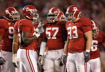 TUSCALOOSA, AL - NOVEMBER 15: Rolando McClain #25 of the Alabama Crimson Tide talks in a huddle during the game against the Mississippi State Bulldogs at Bryant-Denny Stadium on November 15, 2008 in Tuscaloosa, Alabama.  (Photo by Kevin C. Cox/Getty Images)