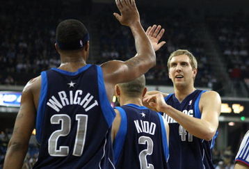 SACRAMENTO, CA - NOVEMBER 29:  Dirk Nowitzki #41 of the Dallas Mavericks celebrates with teammates Antoine Wright #21 and Jason Kidd #2 against the Sacramento Kings during an NBA game on November 29, 2008 at ARCO Arena in Sacramento, California. NOTE TO USER: User expressly acknowledges and agrees that, by downloading and/or using this Photograph, user is consenting to the terms and conditions of the Getty Images License Agreement.  (Photo by Jed Jacobsohn/Getty Images)