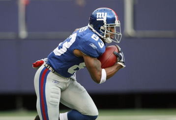 EAST RUTHERFORD, NJ - DECEMBER 7:  Sinorice Moss #83 of the New York Giants carries the ball against the Philadelphia Eagles at Giants Stadium on December 7, 2008 in East Rutherford, New Jersey. (Photo by Nick Laham/Getty Images)