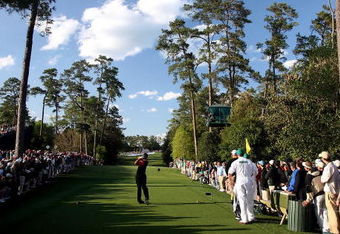 AUGUSTA, GA - APRIL 13:  Tiger Woods hits his tee shot on the 18th hole during the final round of the 2008 Masters Tournament at Augusta National Golf Club on April 13, 2008 in Augusta, Georgia.  (Photo by David Cannon/Getty Images)