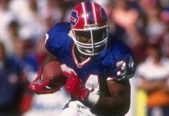 29 Sep 1991:  Running back Thurman Thomas of the Buffalo Bills runs with the ball during a game against the Chicago Bears at Rich Stadium in Orchard Park, New York.  The Bills won the game, 35-20. Mandatory Credit: Rick Stewart  /Allsport