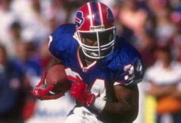 29 Sep 1991:  Running back Thurman Thomas of the Buffalo Bills runs with the ball during a game against the Chicago Bears at Rich Stadium in Orchard Park, New York.  The Bills won the game, 35-20. Mandatory Credit: Rick Stewart  /Allsport