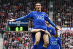 SUNDERLAND, ENGLAND - APRIL 11:  Federico Macheda of Manchester United is lifted up by team mate Wayne Rooney after scoring his team's second goal during the Barclays Premier League match between Sunderland and Manchester United at The Stadium of Light on April 11, 2009 in Sunderland, England.  (Photo by Alex Livesey/Getty Images)