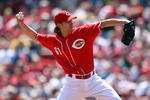 CINCINNATI - APRIL 09:  Bronson Arroyo #61 of the Cincinnati Reds throws a pitch during the game against the New York Mets at Great American Ball Park on April 9, 2009 in Cincinnati, Ohio.  (Photo by Andy Lyons/Getty Images)