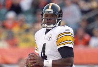 CINCINNATI - OCTOBER 19:  Quarterback Byron Leftwich #4 of the Pittsburgh Steelers looks to pass the ball during the NFL game against the Cincinnati Bengals at Paul Brown Stadium on October 19, 2008 in Cincinnati, Ohio.  (Photo by Andy Lyons/Getty Images)