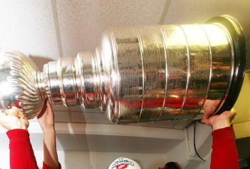 PITTSBURGH - JUNE 04: Mikael Samuelsson #37 of the Detroit Red Wings celebrates with the Stanley Cup after defeating the Pittsburgh Penguins in game six of the 2008 NHL Stanley Cup Finals at Mellon Arena on June 4, 2008 in Pittsburgh. Pennsylvania. The Red Wings defeated the Penguins 3-2 to win the Stanley Cup Finals 4 games to 2. (Photo by Bruce Bennett/Getty Images)