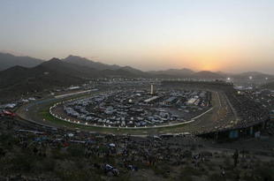 AVONDALE, AZ - NOVEMBER 09:  General view of cars racing as the sun sets at the NASCAR Sprint Cup Series Checker O'Reilly Auto Parts 500 at Phoenix International Raceway on November 9, 2008 in Avondale, Arizona.  (Photo by Christian Petersen/Getty Images)