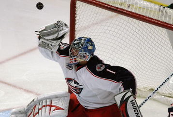 CHICAGO - APRIL 08: Steve Mason #1 of the Columbus Blue Jackets makes a save against the Chicago Blackhawks on April 8, 2009 at the United Center in Chicago, Illinois. The Blue Jackets defeated the Blackhawks 4-3 in a shoot out. (Photo by Jonathan Daniel/Getty Images)