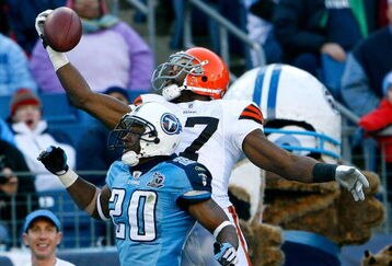 NASHVILLE, TN - DECEMBER 07:  Receiver Braylon Edwards #17 of the Cleveland Browns nearly pulls in this touchdown reception against Nick Harper #20 of the Tennessee Titans during the game on December 7, 2008 at LP Field in Nashville, Tennessee.  (Photo by Kevin C. Cox/Getty Images)