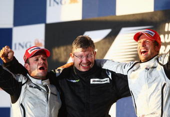 MELBOURNE, AUSTRALIA - MARCH 29:  Race winner Jenson Button (R) of Great Britain and Brawn GP celebrates with Team Principal Ross Brawn (C) and second placed Rubens Barrichello (L) of Brazil and Brawn GP on the podium after the Australian Formula One Grand Prix at the Albert Park Circuit on March 29, 2009 in Melbourne, Australia.  (Photo by Clive Mason/Getty Images)