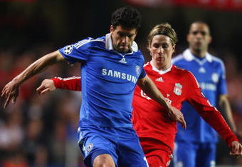 LONDON - APRIL 14: Michael Ballack of Chelsea is closed down by Fernando Torres of Liverpool during the UEFA Champions League Quarter Final Second Leg match between Chelsea and Liverpool at Stamford Bridge on April 14, 2009 in London, England.  (Photo by Jamie McDonald/Getty Images)