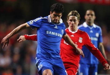 LONDON - APRIL 14: Michael Ballack of Chelsea is closed down by Fernando Torres of Liverpool during the UEFA Champions League Quarter Final Second Leg match between Chelsea and Liverpool at Stamford Bridge on April 14, 2009 in London, England.  (Photo by Jamie McDonald/Getty Images)