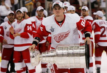 PITTSBURGH - JUNE 04: Tomas Kopecky #82 of the Detroit Red Wings celebrates with the Stanley Cup after defeating the Pittsburgh Penguins in game six of the 2008 NHL Stanley Cup Finals at Mellon Arena on June 4, 2008 in Pittsburgh. Pennsylvania. The Red Wings defeated the Penguins 3-2 to win the Stanley Cup Finals 4 games to 2. (Photo by Bruce Bennett/Getty Images)