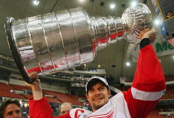 PITTSBURGH - JUNE 04: Nicklas Lidstrom #5 of the Detroit Red Wings celebrates with the Stanley Cup after defeating the Pittsburgh Penguins in game six of the 2008 NHL Stanley Cup Finals at Mellon Arena on June 4, 2008 in Pittsburgh. Pennsylvania. The Red Wings defeated the Penguins 3-2 to win the Stanley Cup Finals 4 games to 2. (Photo by Bruce Bennett/Getty Images)