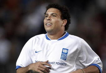 MALAGA, SPAIN - NOVEMBER 19:  Ronaldo reacts during the fifth Match against Poverty at the La Rosaleda stadium on November 19, 2007 in Malaga, Spain. As Goodwill Ambassadors for the United Nations Development Programme (UNDP), Ronaldo and Zinedine Zidane each year captain an international team for the Match against Poverty soccer match, aimed at mobilizing the public in the fight against poverty.  (Photo by Jasper Juinen/Getty Images)