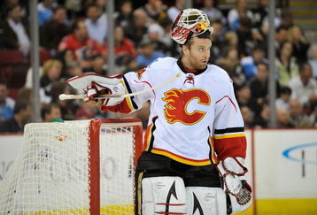 PITTSBURGH - MARCH 25:  Goaltender Miikka Kiprusoff #34 of the Calgary Flames takes a break in a game against the Pittsburgh Penguins on March 25, 2009 at Mellon Arena in Pittsburgh, Pennsylvania.  (Photo by Jamie Sabau/Getty Images)