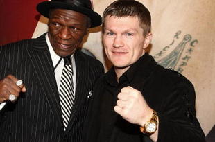 HOLLYWOOD - MARCH 30:  Trainer Floyd Mayweather and professional boxer Ricky Hatton attend 'The Battle of East and West', a promotion for the May 2, 2009 World Junior Welterweight Championship boxing match held at the Roosevelt Hotel on March 30, 2009 in Hollywood, California.  (Photo by Alberto E. Rodriguez/Getty Images)