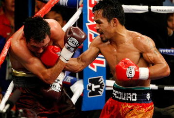 LAS VEGAS - DECEMBER 06:  (R-L) Manny Pacquiao of the Philippines connects with a right to the head of Oscar De La Hoya during their welterweight fight at the MGM Grand Garden Arena December 6, 2008 in Las Vegas, Nevada.  (Photo by Ethan Miller/Getty Images)