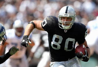OAKLAND, CA - SEPTEMBER 09:  Zach Miller #80 of the Oakland Raiders carries the ball against the Detroit Lions during the NFL game on September 9, 2007 at McAfee Coliseum in Oakland, California. The Lions won 36-21. (Photo by Jed Jacobsohn/Getty Images)