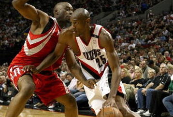 PORTLAND, OR - NOVEMBER 06: Travis Outlaw #25 of the Portland Trail Blazers drives past Carl Landry #14 of the Houston Rockets at the Rose Garden on November 6, 2008 in Portland, Oregon.  NOTE TO USER: User expressly acknowledges and agrees that, by downloading and or using this Photograph, user is consenting to the terms and conditions of the Getty Images License Agreement.  (Photo by Jonathan Ferrey/Getty Images)