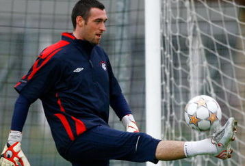 GLASGOW, UNITED KINGDOM - OCTOBER 22:  Allan McGrtegor of Rangers stretches for a ball during a team training session at Murray Park ahead of their Champions League, Group E match against Barcelona October 22, in Glasgow, Scotland.  (Photo by Jeff J Mitchell/Getty Images)